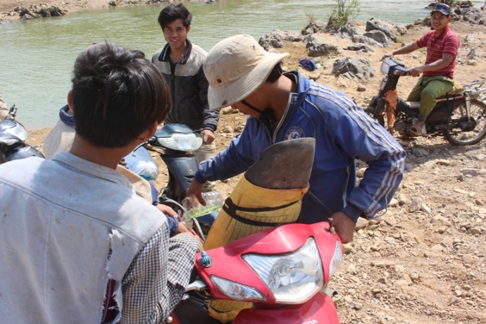 Dan- ban- Cu- Pua- cuc- nhoc- cong- san- qua- song