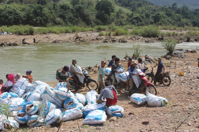 Dan- ban- Cu- Pua- cuc- nhoc- cong- san- qua- song