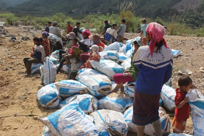 Dan- ban- Cu- Pua- cuc- nhoc- cong- san- qua- song