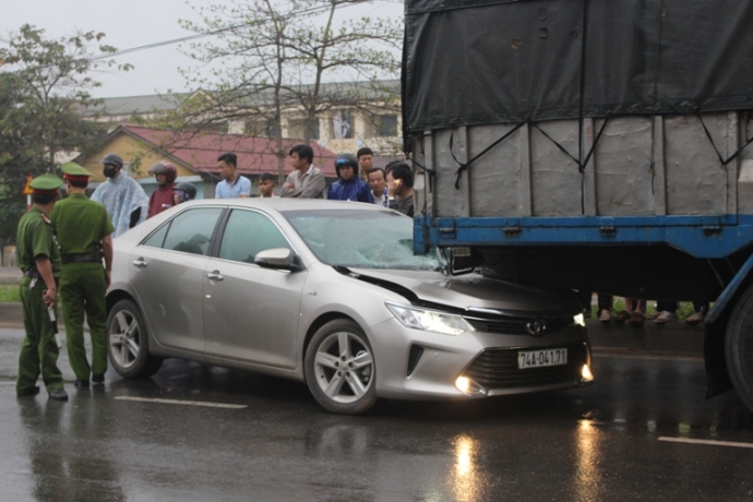 Camry- 4- cho- chui- dit- xe- tai- tren- QL1- Quan