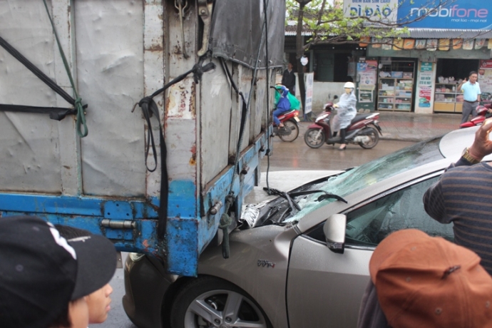 Camry- 4- cho- chui- dit- xe- tai- tren- QL1- Quan