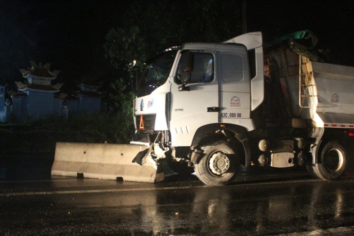 Dam- dai- phan- cach- xe- dau- keo- toac- dau- tre