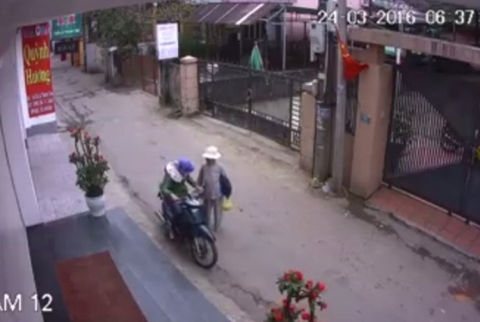 Tac- gia- trong- clip- gay- xon- xao- son- tien- k