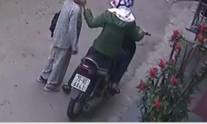 Tac- gia- trong- clip- gay- xon- xao- son- tien- k