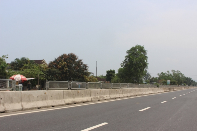 Bo- tay- truoc- nan- pha- luoi- chong- loa- QL1- H