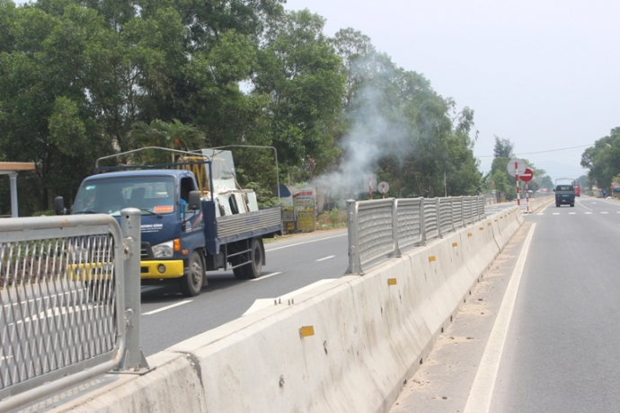 Bo- tay- truoc- nan- pha- luoi- chong- loa- QL1- H