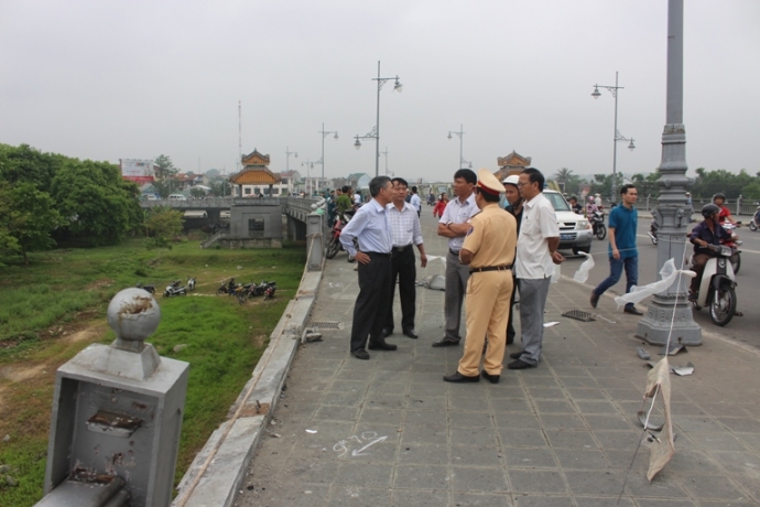 Hien- truong- xe- dau- keo- dam- gay- lan- can- la