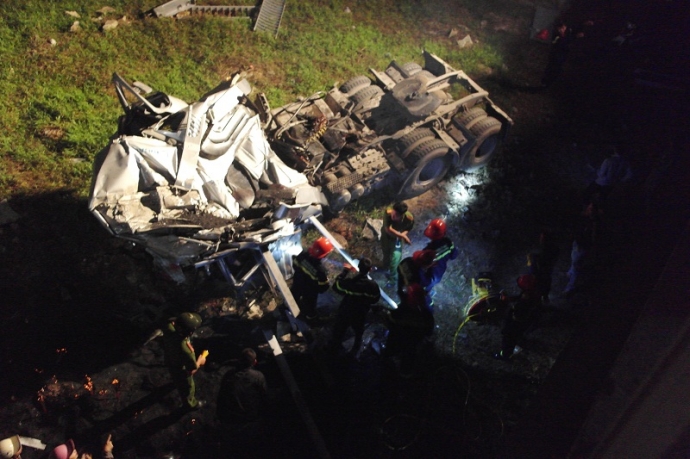 Xe- dau- keo- lao- xuong- cau- Da- Vien- tai- xe- 