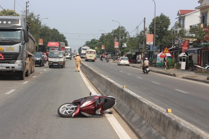 Hue- Xe- khach- no- lop- khien- nguoi- di- xe- may