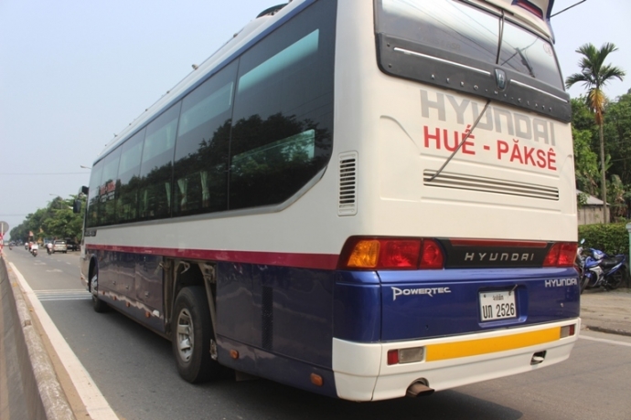 Hue- Xe- khach- no- lop- khien- nguoi- di- xe- may