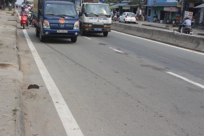 Hue- Xe- khach- no- lop- khien- nguoi- di- xe- may