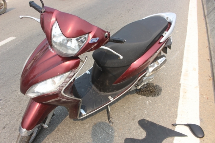 Hue- Xe- khach- no- lop- khien- nguoi- di- xe- may