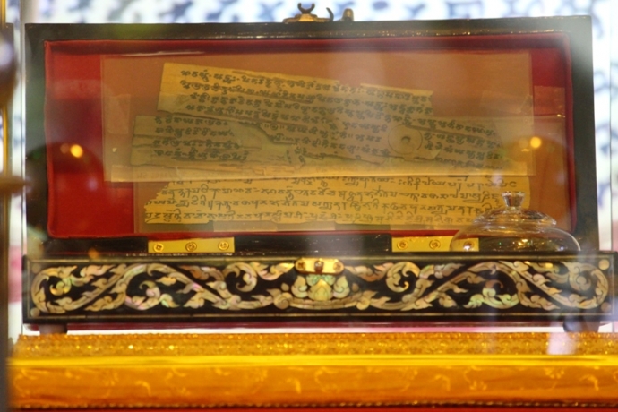 Tan- thay- kinh- Phat- khac- tren- la- boi- 2.000-