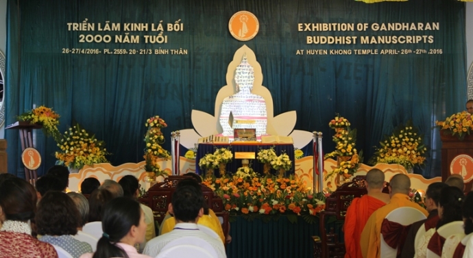 Tan- thay- kinh- Phat- khac- tren- la- boi- 2.000-