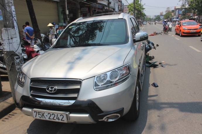 Xe- may- hon- duoi- Santafe- sau- khi- dam- xe- da