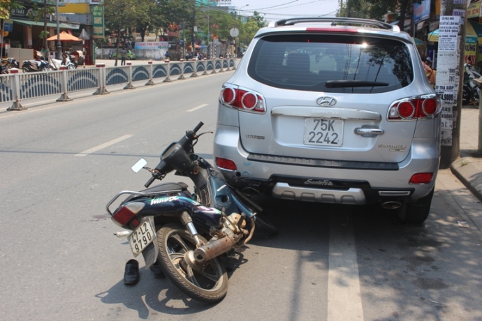 Xe- may- hon- duoi- Santafe- sau- khi- dam- xe- da