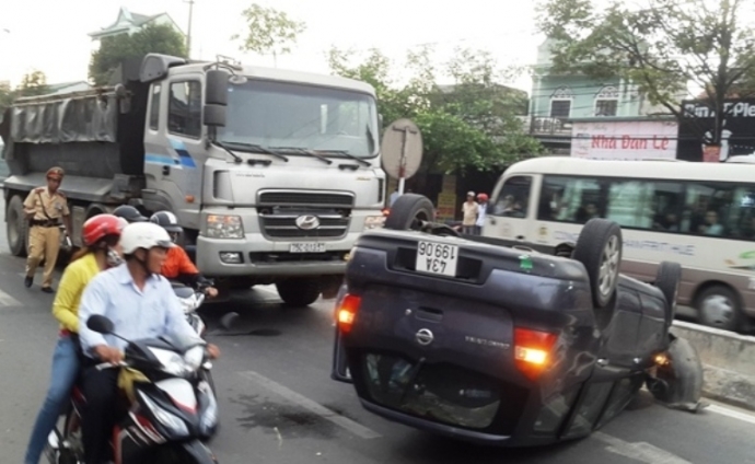 Vuot- xe- tai- bat- thanh- xe- hop- ngua- bung- le