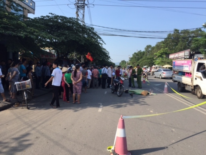 Xe- may- dam- 2- ba- cu- dang- qua- duong- ở Hue- 