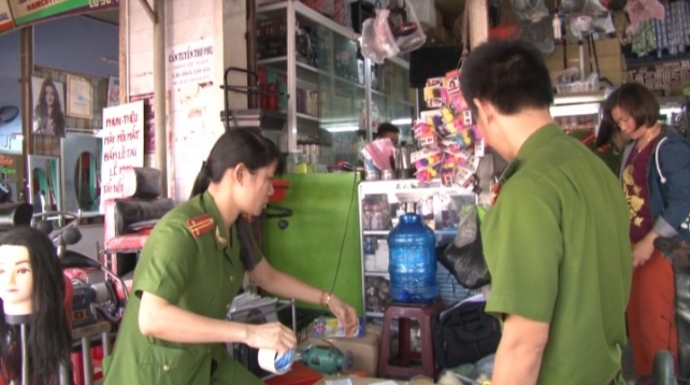 Tich- thu- tieu- huy- 53- mat- hang- my- pham- kho