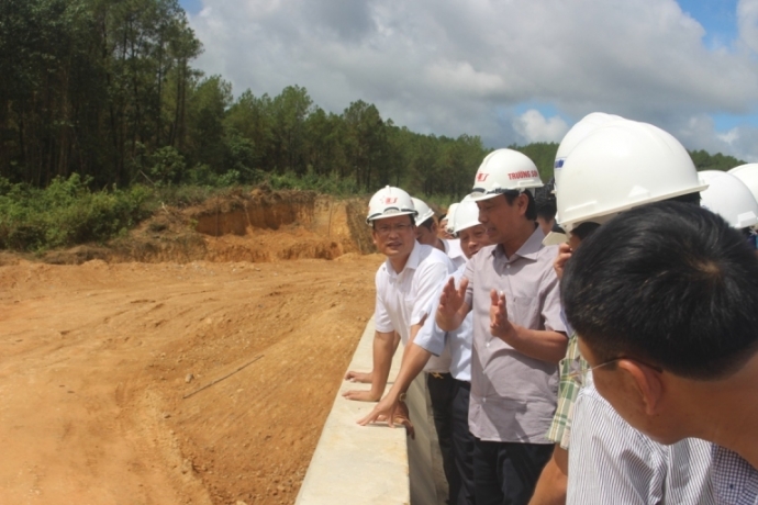 Thu- truong -Le- Dinh- Tho- thi- sat- du- an- duon