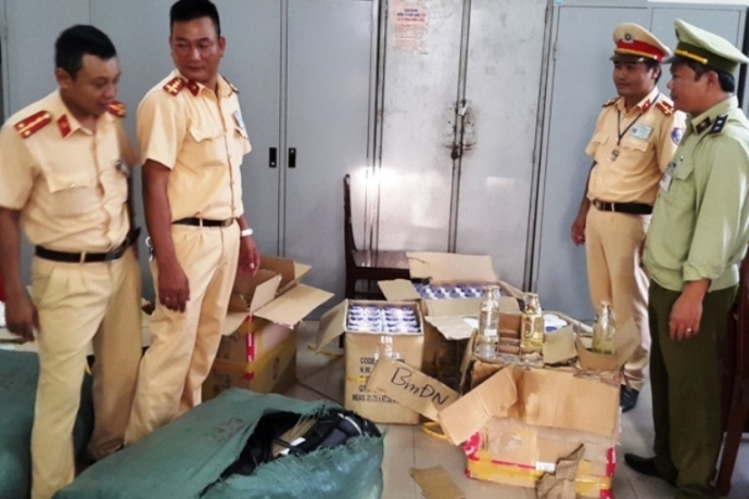 CSGT- Hue- chan- dung- lo- my- pham- lau- di- xe- 