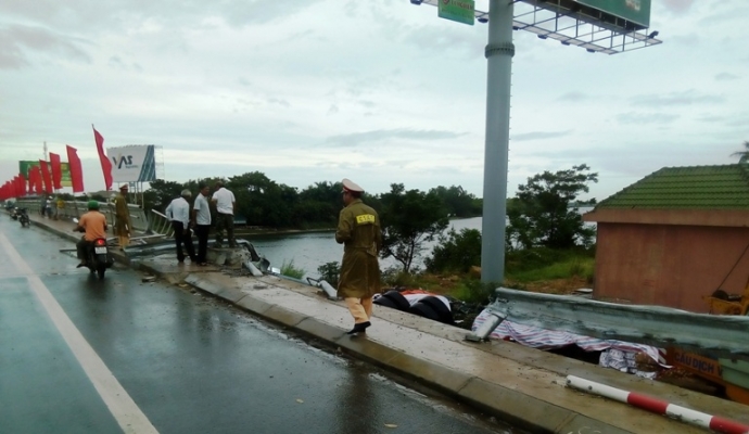 Xe- tai- cho- day- trai- cay- nhay- cau- Dong- Ha-