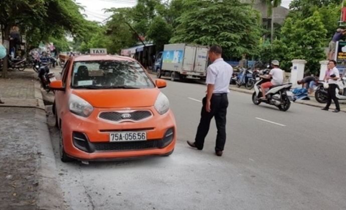 Xe- taxi- dang- do- ben- duong- pho- Hue- bat- ngo