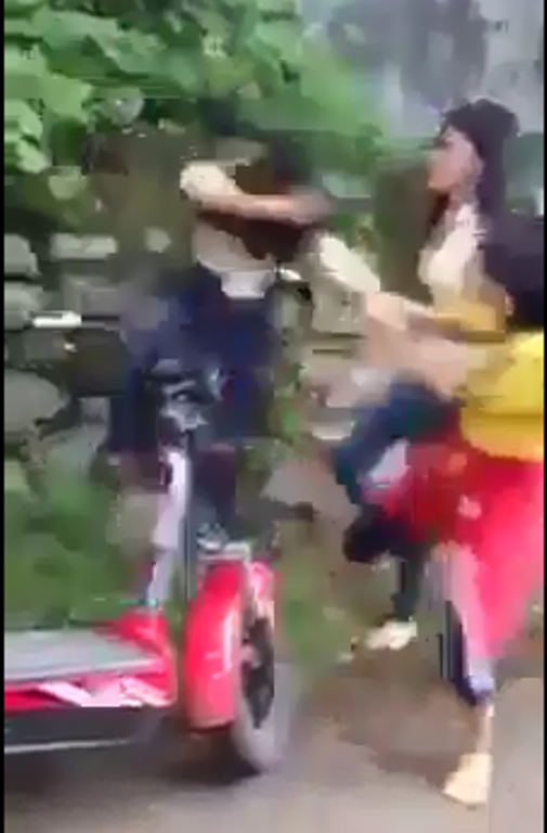 Hai- nu- sinh- danh- hoi- dong- mot- nu- sinh- tai