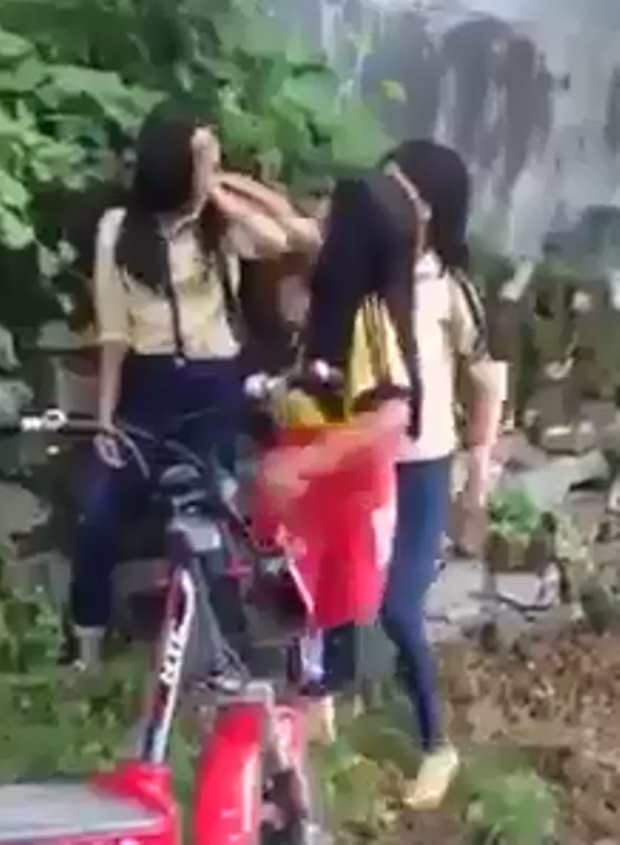 Hai- nu- sinh- danh- hoi- dong- mot- nu- sinh- tai