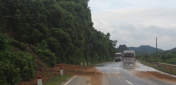 Anh- Mua- lon- sat- lo- hang- loat- vi- tri- duong