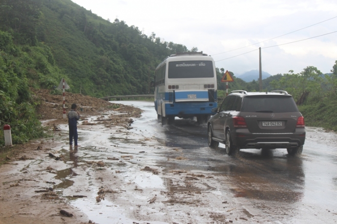 Anh- Mua- lon- sat- lo- hang- loat- vi- tri- duong