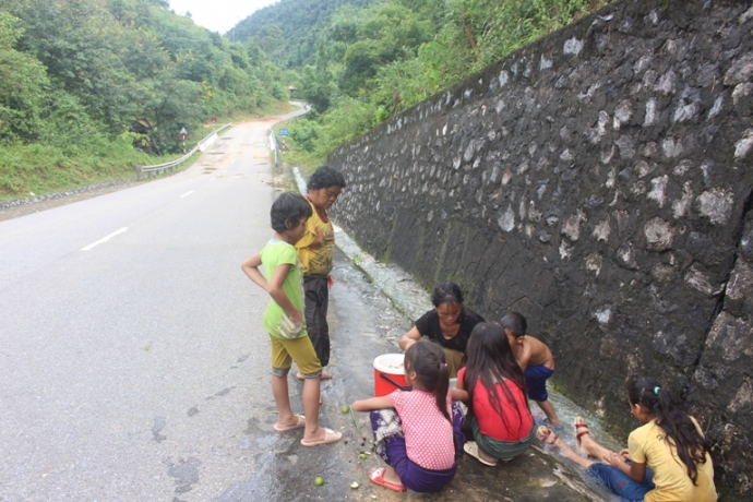 Anh- Mua- lon- sat- lo- hang- loat- vi- tri- duong