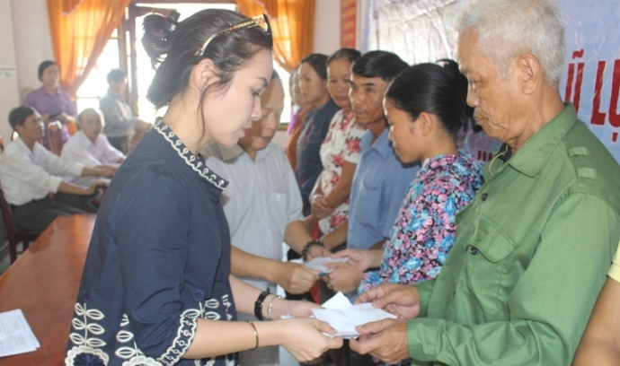 TEDI- trao- 220- suat- qua- cho- nguoi- dan- vung-