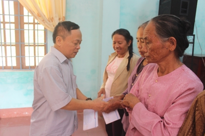 TEDI- trao- 220- suat- qua- cho- nguoi- dan- vung-