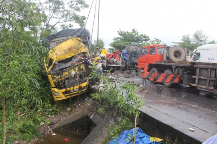 Ca- 3- xe- TNGT- lien- hoan- tren- duong- tranh- H