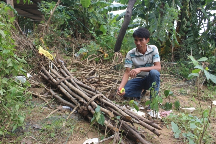 Thay- giao- lao- ra- cuu- hoc- sinh- bi- dong- lu-