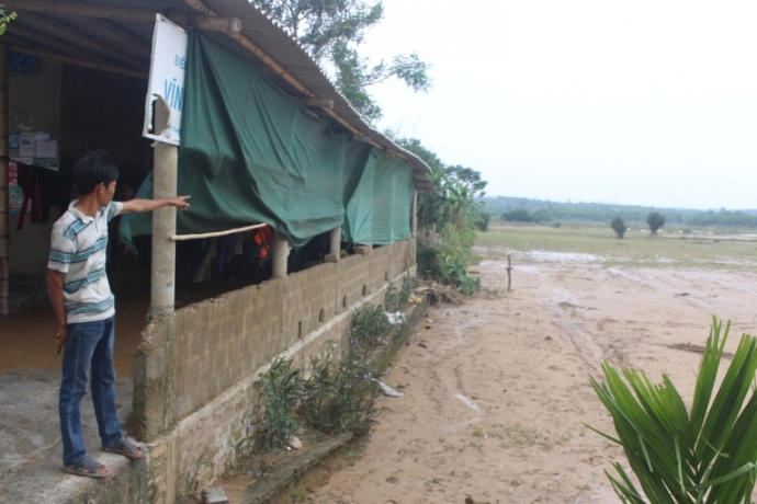 Thay- giao- lao- ra- cuu- hoc- sinh- bi- dong- lu-