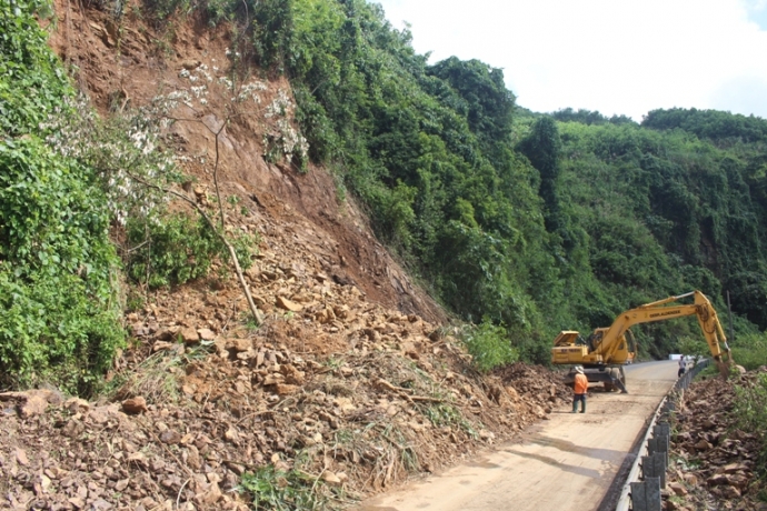 Cang- minh- khac- phuc- sat- lo- tren- duong- HCM-