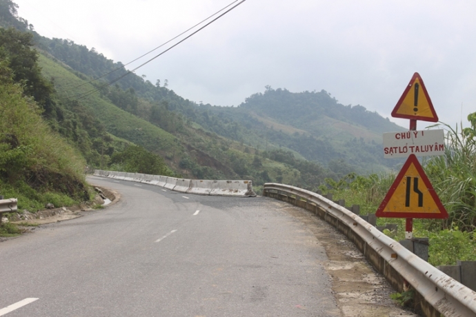 Cang- minh- khac- phuc- sat- lo- tren- duong- HCM-