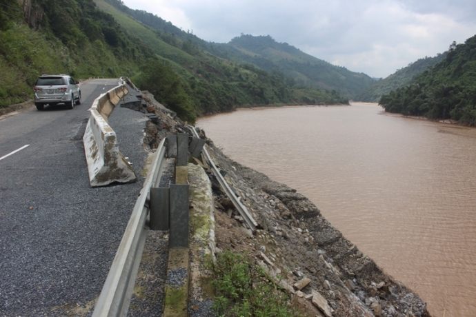Cang- minh- khac- phuc- sat- lo- tren- duong- HCM-