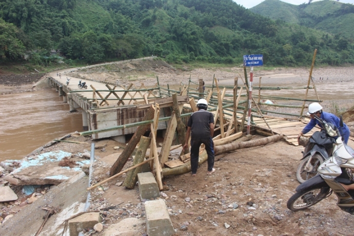 Cau- tran- vao- ban- Huc- Nghi- bi- lu- cuon- troi