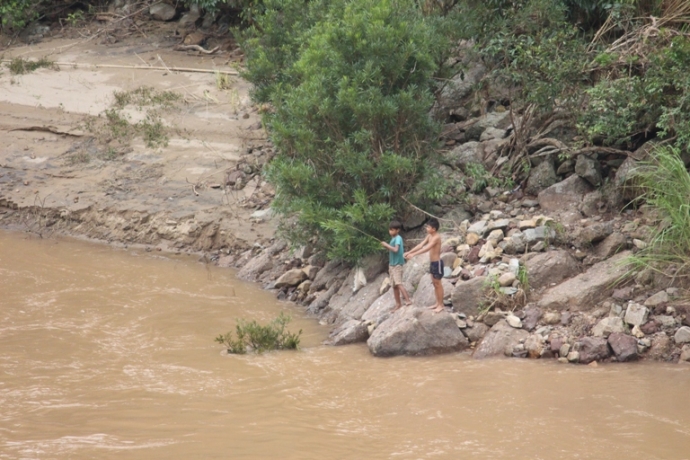 Dua- nhau- ra- song- Dakrong- san- ca- dai- vang- 