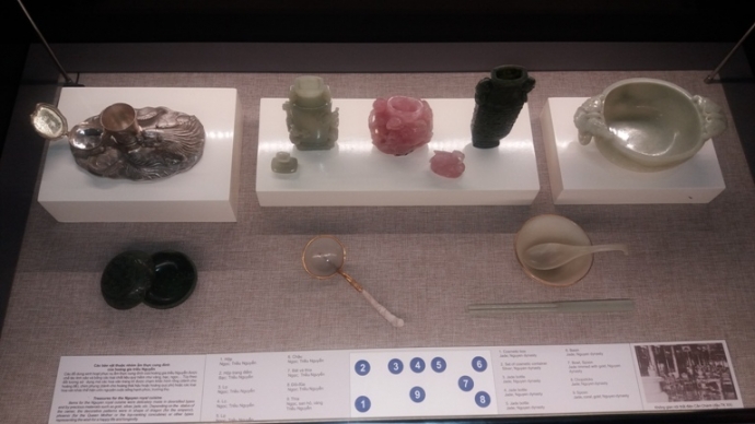 Tan- ngam- Bao- vat- Hoang- cung- trieu- Nguyen- v