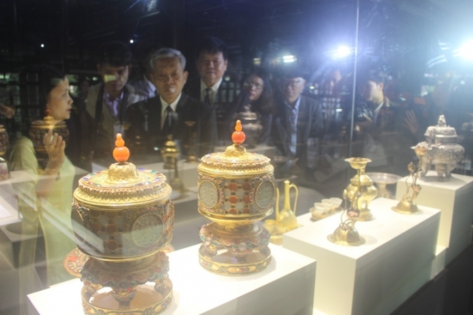 Tan- ngam- Bao- vat- Hoang- cung- trieu- Nguyen- v