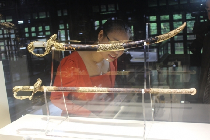 Tan- ngam- Bao- vat- Hoang- cung- trieu- Nguyen- v