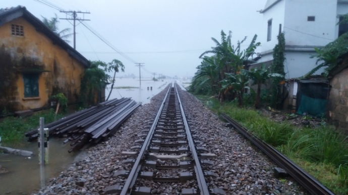 Nuoc- lu- chay- tran- qua- duong- sat- Bac- Nam- p