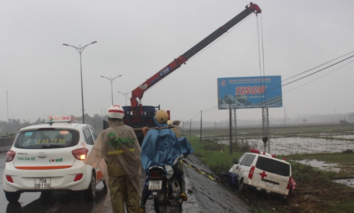 Xe- cuu- thuong- dam- nga- coc- tieu- QL1- Thua- T