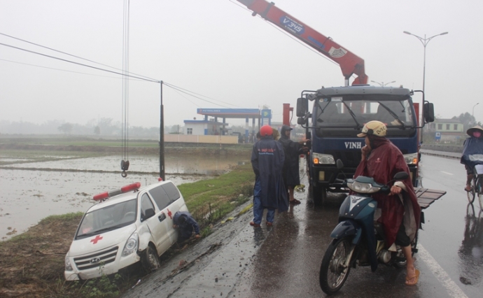 Xe- cuu- thuong- dam- nga- coc- tieu- QL1- Thua- T