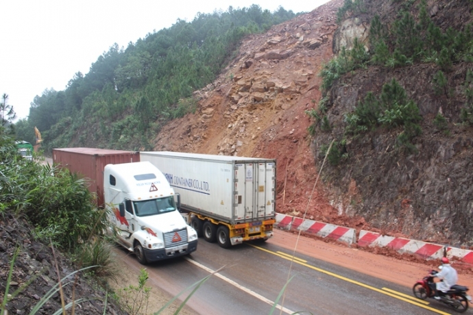 Vi- tri- sut- truot- nguy- hiem- tren- duong- tran