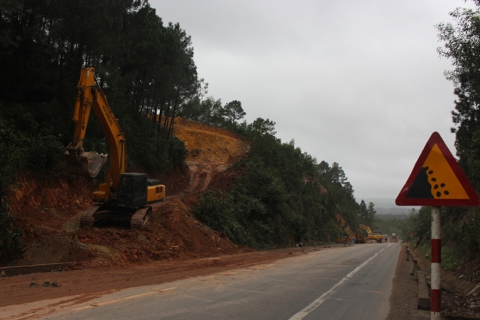 Vi- tri- sut- truot- nguy- hiem- tren- duong- tran